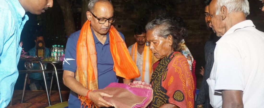 সুব্রত রায়ের উদ্যোগে জনঐক্য ও কল্যাণী রায় মেমোরিয়াল ট্রাস্টের আয়োজনে কয়েকশো অসহায় মানুষের মুখে হাসি